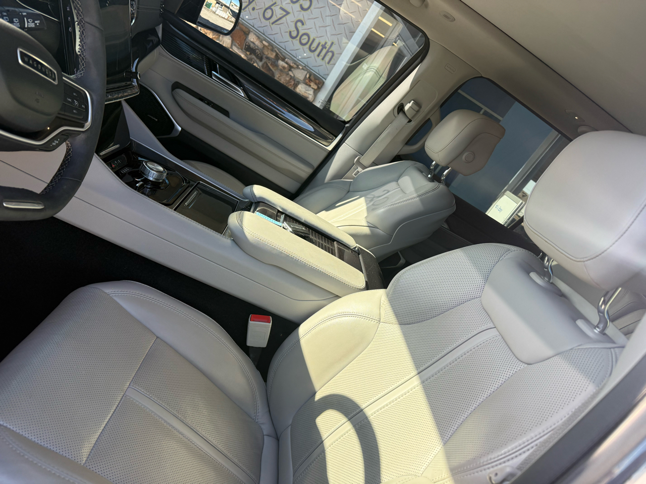 Jeep Wagoneer Base 4WD 2023