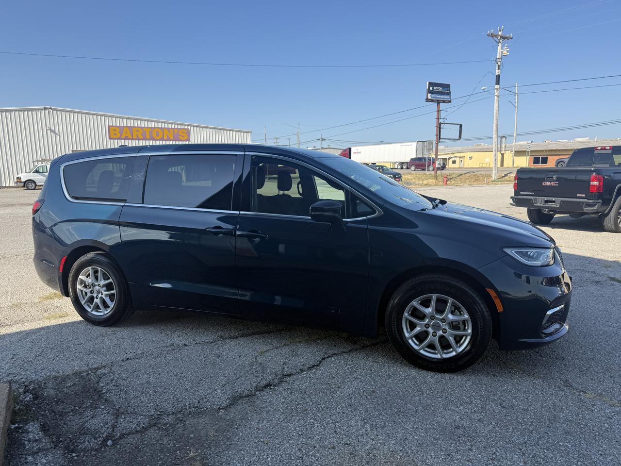 Chrysler Pacifica Touring FWD 2024