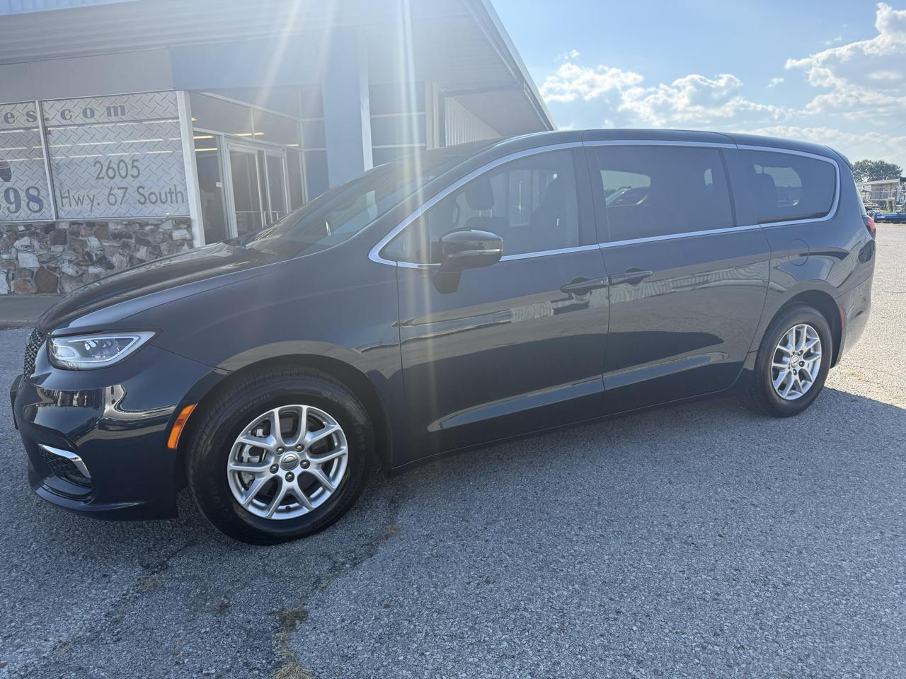 Chrysler Pacifica Touring FWD 2024