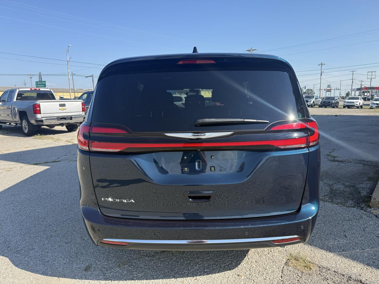 Chrysler Pacifica Touring FWD 2024
