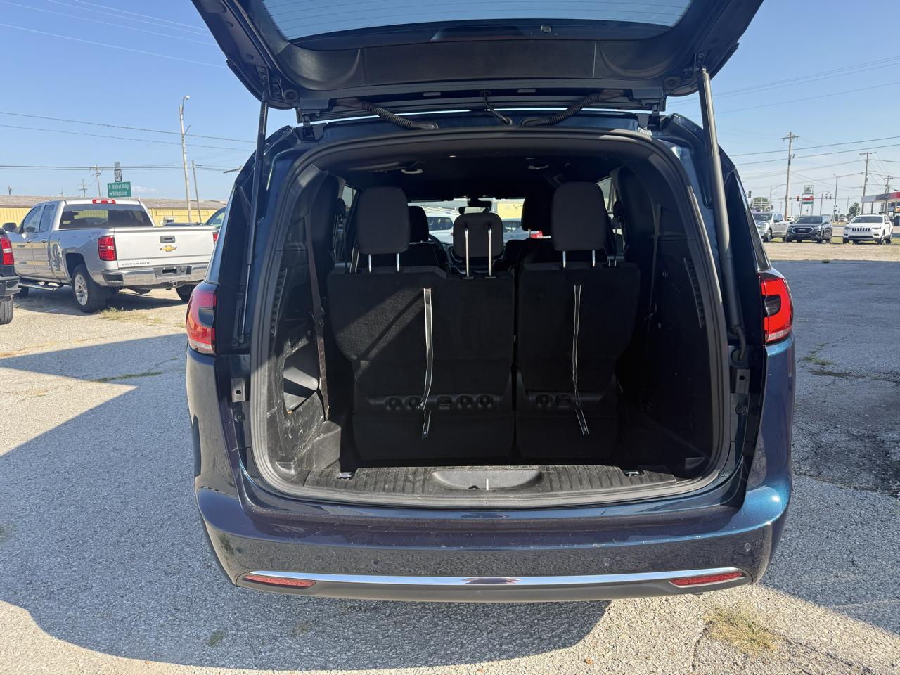 Chrysler Pacifica Touring FWD 2024