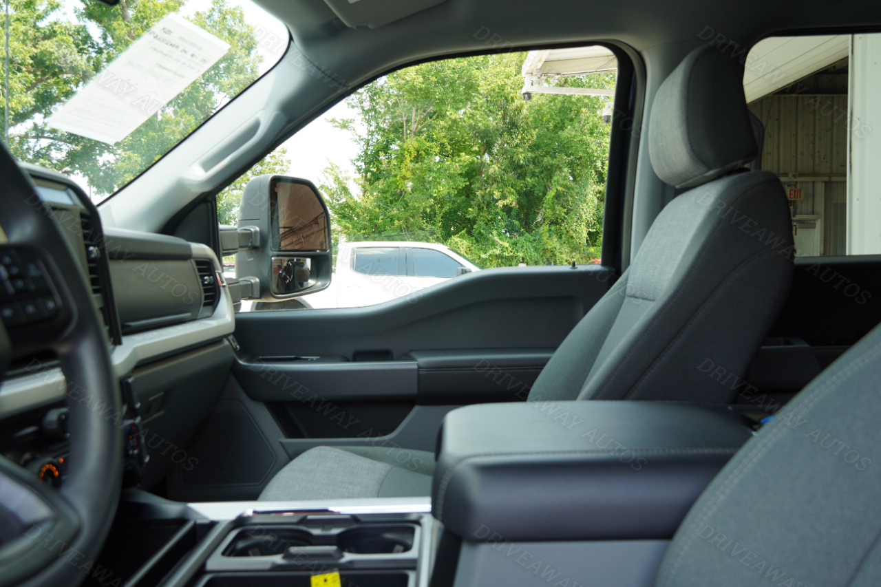 Ford Super Duty F-350 DRW XLT 4WD Crew Cab 8' Box 2025 Ford Super Duty F-350 DRW XLT 4WD Crew Cab 8' Box 2025