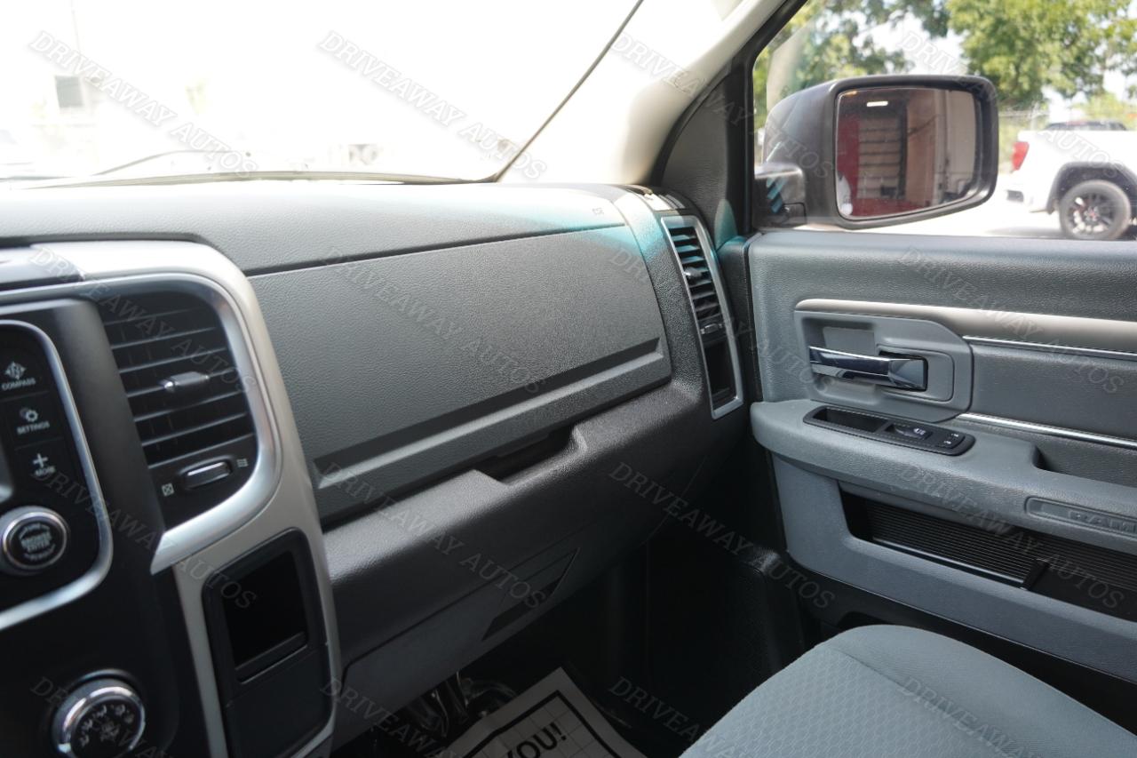 RAM 1500 Classic SLT 4x2 Crew Cab 6'4" Box 2019 RAM 1500 Classic SLT 4x2 Crew Cab 6'4" Box 2019