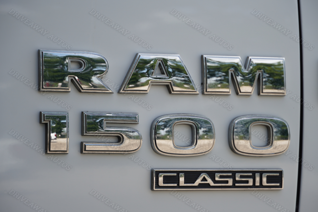 RAM 1500 Classic SLT 4x2 Crew Cab 6'4" Box 2019 RAM 1500 Classic SLT 4x2 Crew Cab 6'4" Box 2019