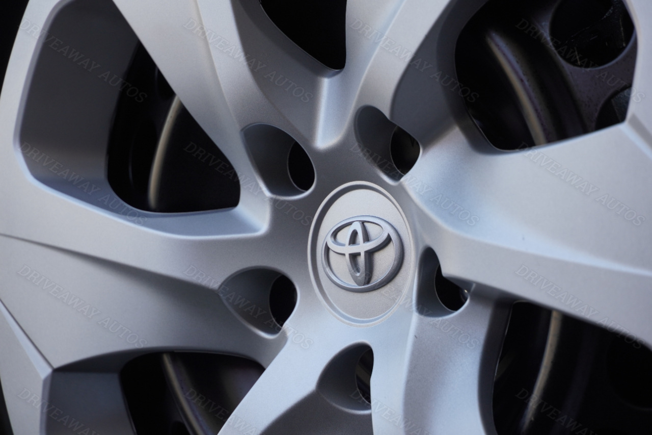 Toyota RAV4 LE FWD (Natl) 2024 Toyota RAV4 LE FWD (Natl) 2024