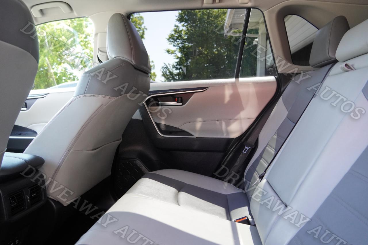 Toyota RAV4 XLE Premium FWD (Natl) 2019