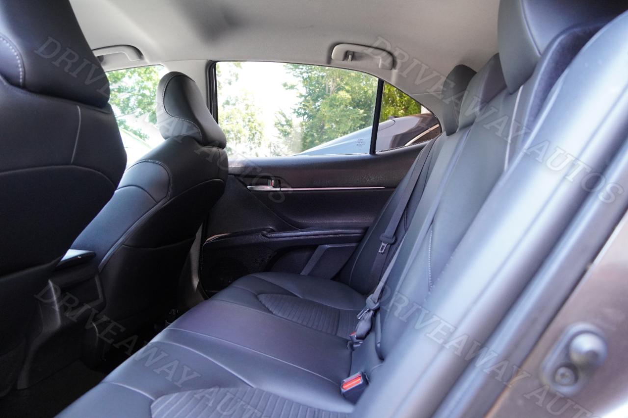 Toyota Camry SE Auto (Natl) 2022