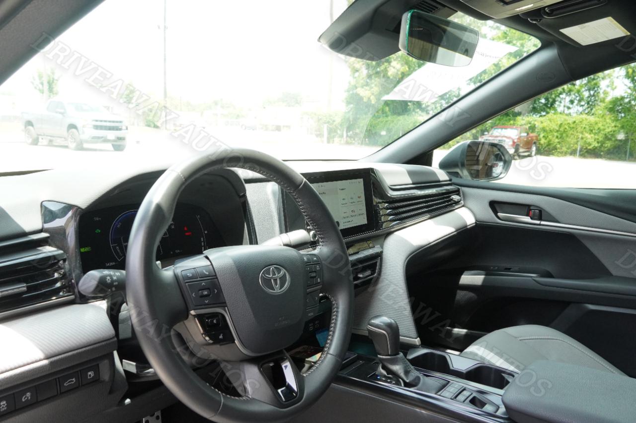 Toyota Camry XLE AWD (Natl) 2025