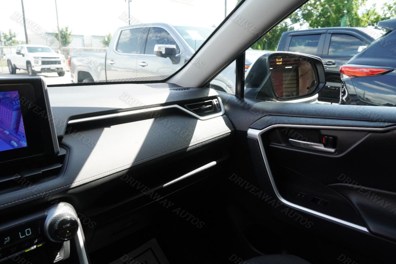 Toyota RAV4 XLE FWD (Natl) 2024
