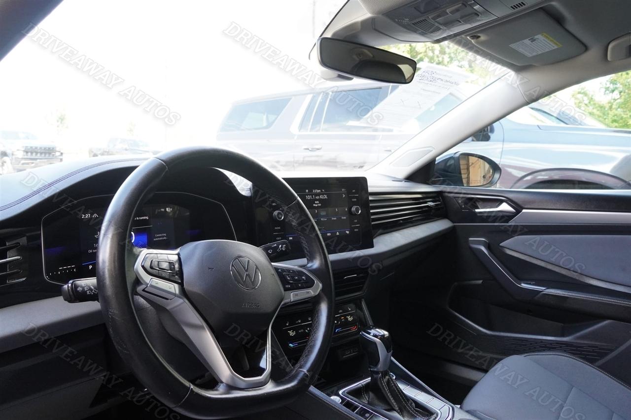 Volkswagen Jetta SE Auto 2025