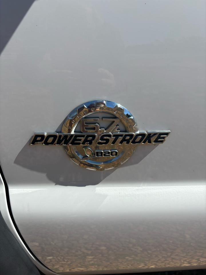 Ford Super Duty F-550 DRW 4WD Crew Cab 176" WB 60" CA Lariat 2015