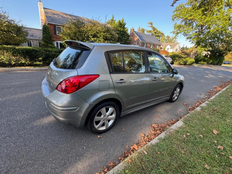 Nissan Versa 1.8 SL Hatchback 2011 Nissan Versa 1.8 SL Hatchback 2011