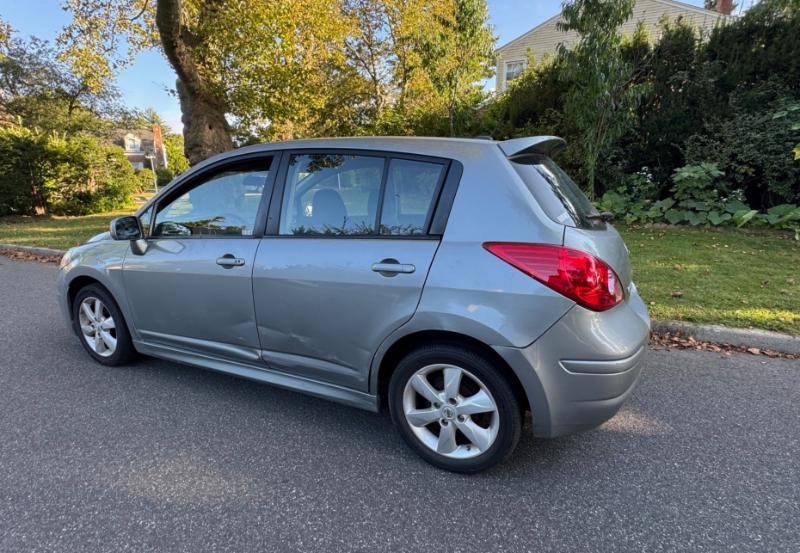 Nissan Versa 1.8 SL Hatchback 2011 Nissan Versa 1.8 SL Hatchback 2011