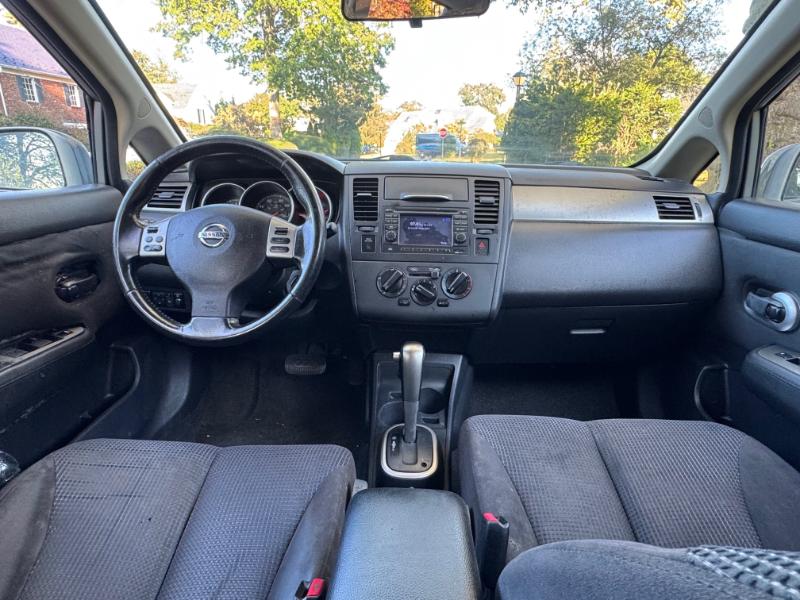 Nissan Versa 1.8 SL Hatchback 2011 Nissan Versa 1.8 SL Hatchback 2011