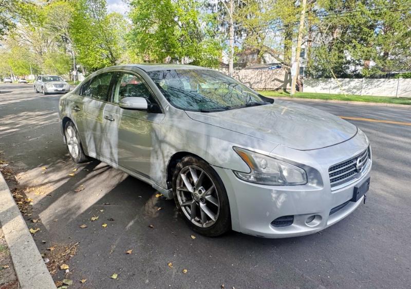 Nissan Maxima SV 2010