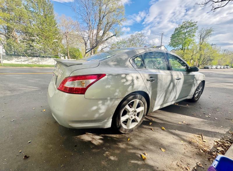 Nissan Maxima SV 2010