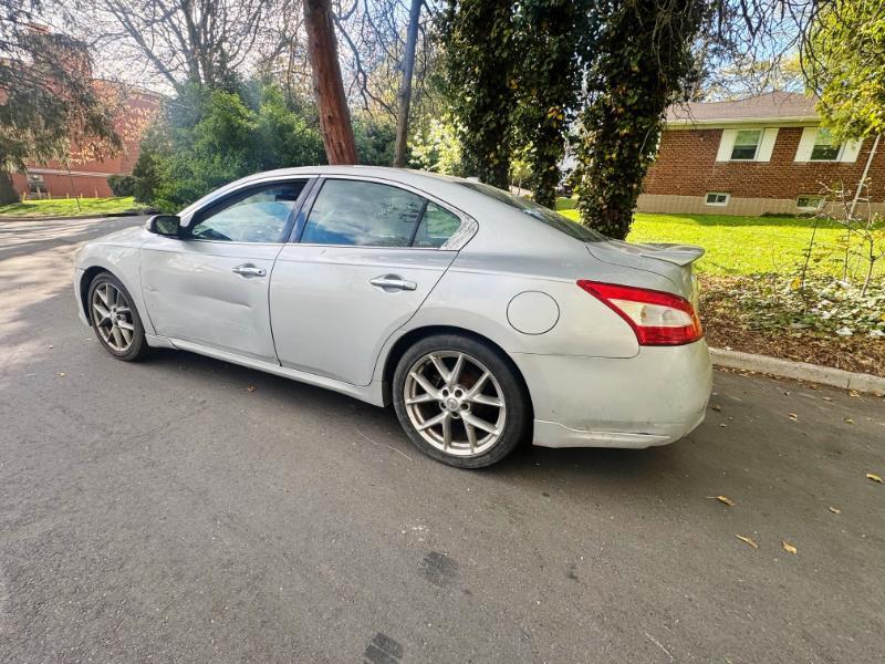 Nissan Maxima SV 2010
