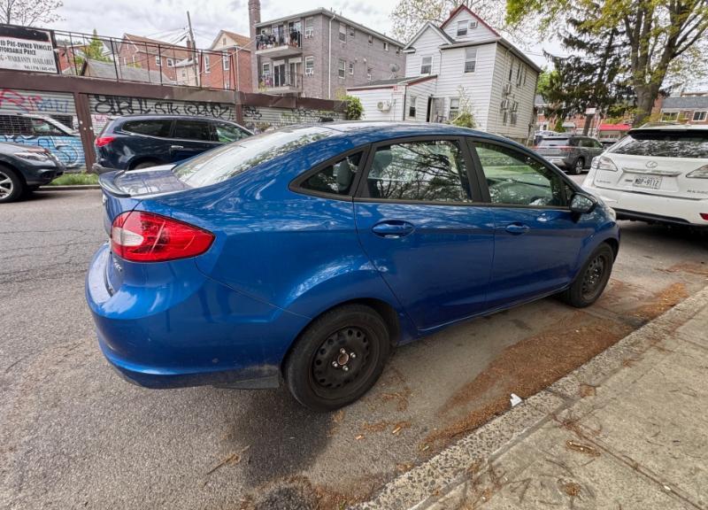 Ford Fiesta SE Sedan 2011