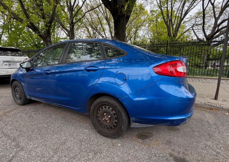 Ford Fiesta SE Sedan 2011