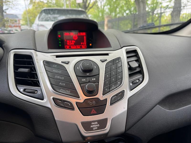 Ford Fiesta SE Sedan 2011