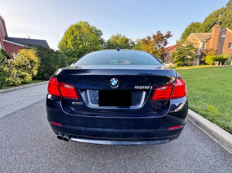 BMW 5-Series 528i 2011