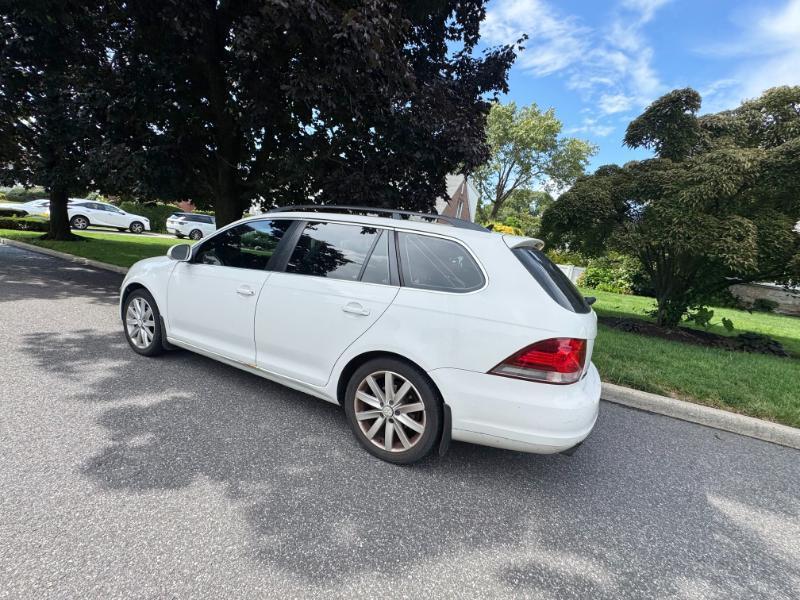 Volkswagen Jetta SportWagen 2.5L SE 2011