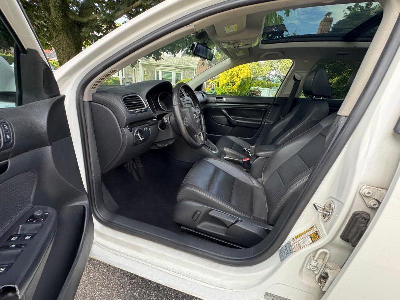 Volkswagen Jetta SportWagen 2.5L SE 2011
