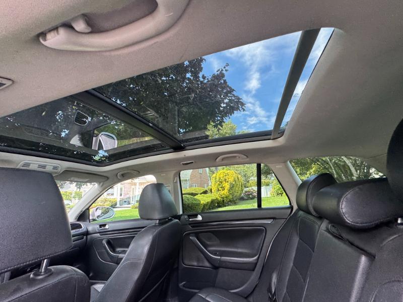 Volkswagen Jetta SportWagen 2.5L SE 2011