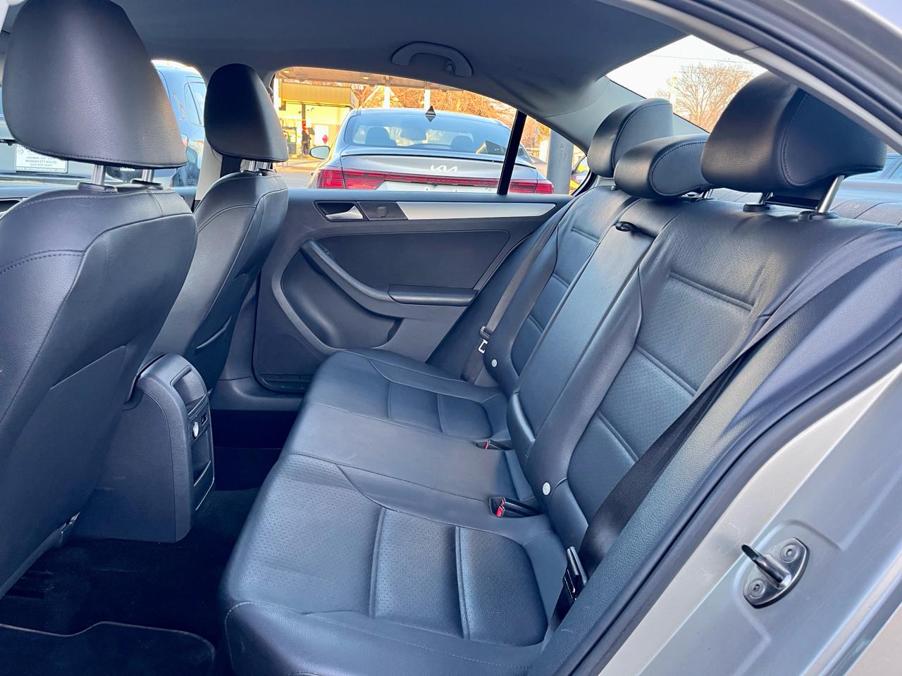 Volkswagen Jetta Sedan 4dr Auto SE PZEV 2013