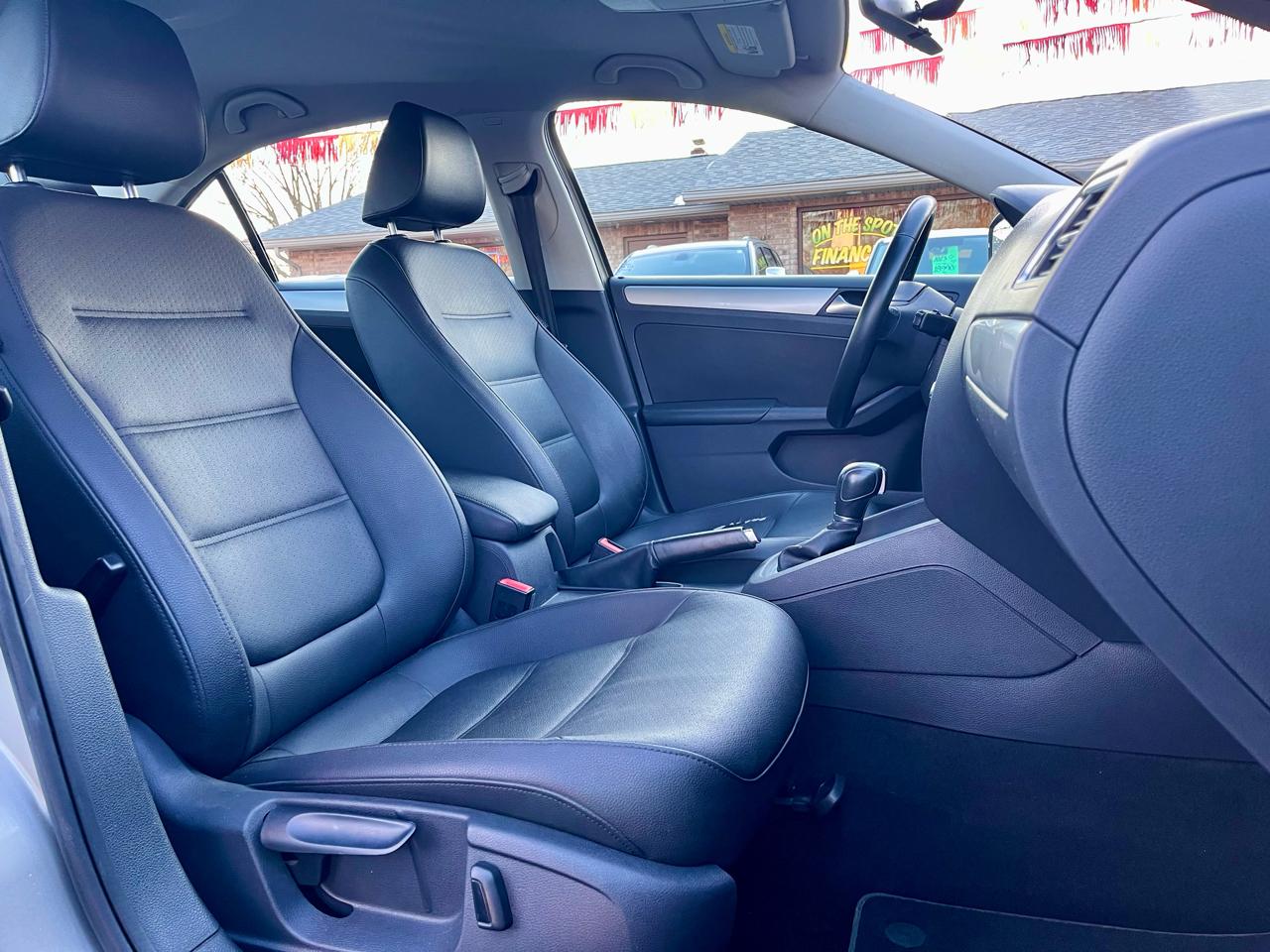 Volkswagen Jetta Sedan 4dr Auto SE PZEV 2013