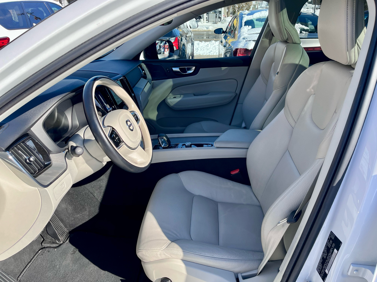 Volvo XC60 B5 AWD Plus Dark Theme 2024