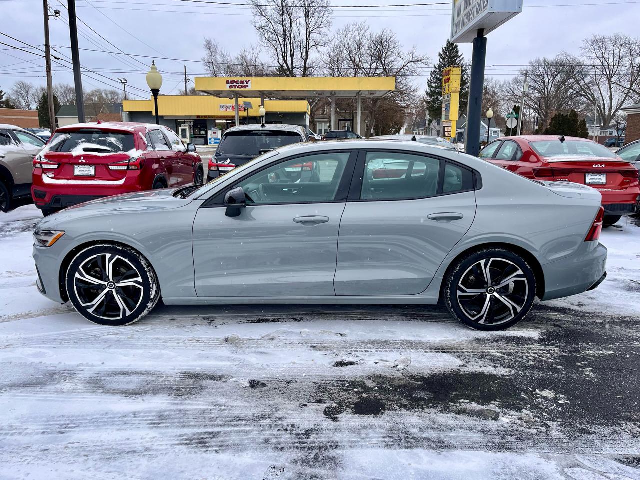 Volvo S60 B5 AWD Core Dark Theme 2024