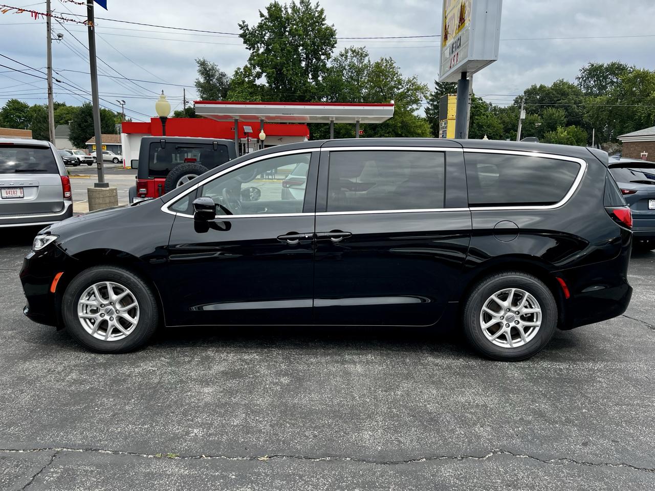 Chrysler Pacifica Select FWD 2025