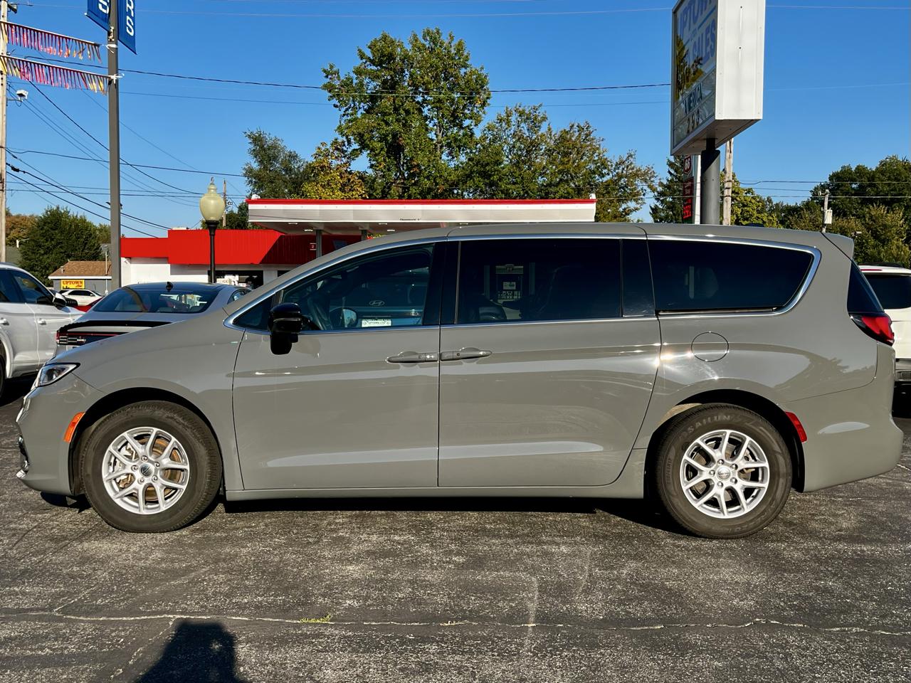 Chrysler Pacifica Select FWD 2025