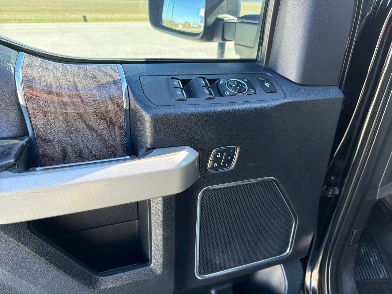 Ford F-350 SD Lariat Crew Cab 4WD DRW 2017