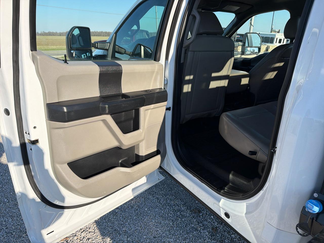 Ford Super Duty F-350 DRW Crew Cab 176" WB 60" CA XL 2021