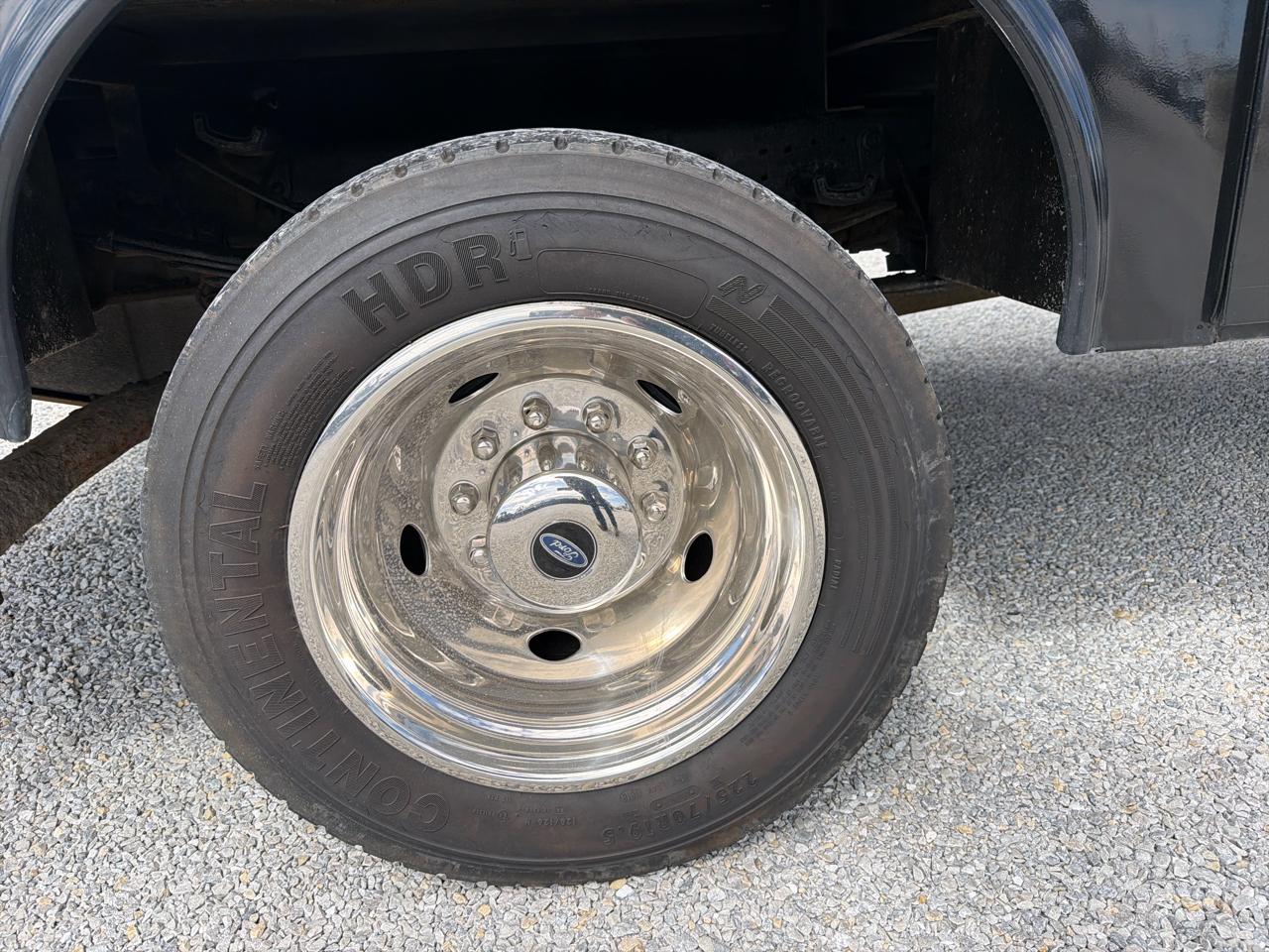 Ford Super Duty F-450 DRW Crew Cab 176" WB 60" CA XL 2005