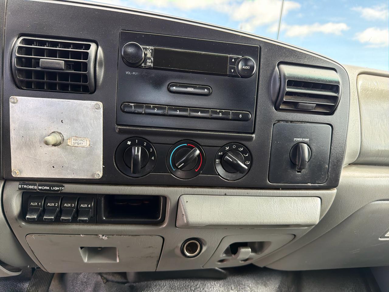 Ford Super Duty F-450 DRW Crew Cab 176" WB 60" CA XL 2005