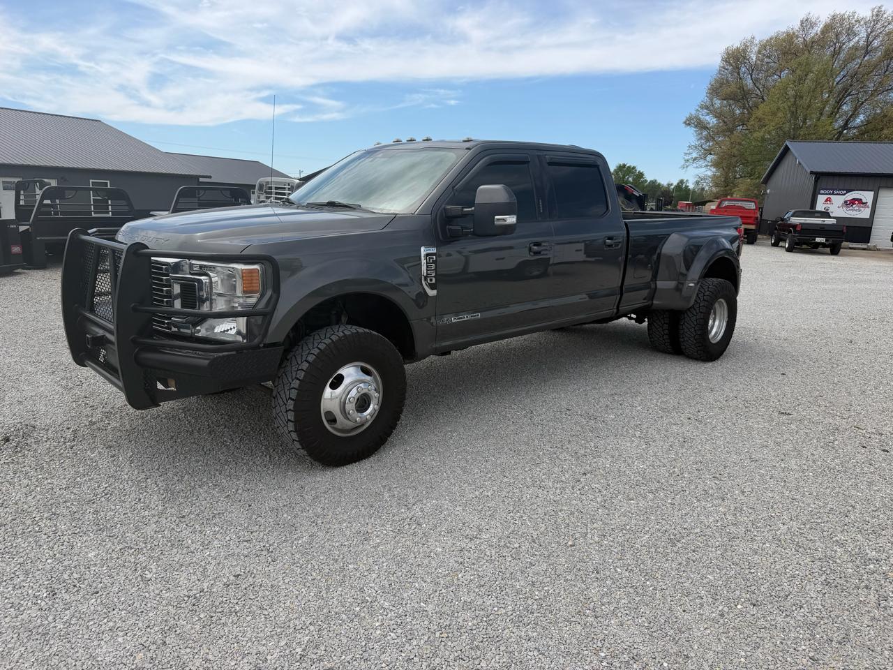 Ford Super Duty F-350 DRW Lariat 4WD Crew Cab 8' Box 2020