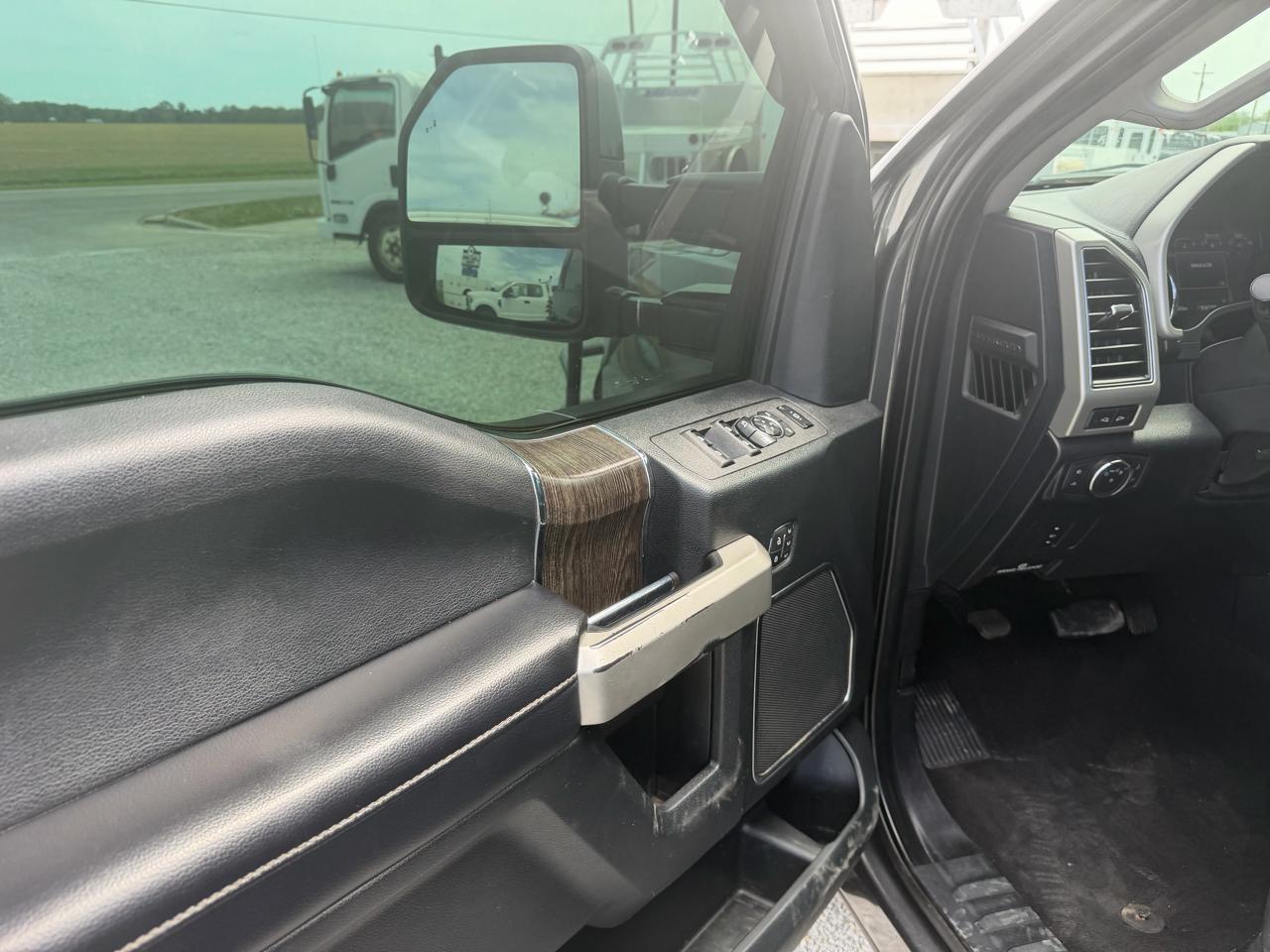 Ford Super Duty F-350 DRW Lariat 4WD Crew Cab 8' Box 2020