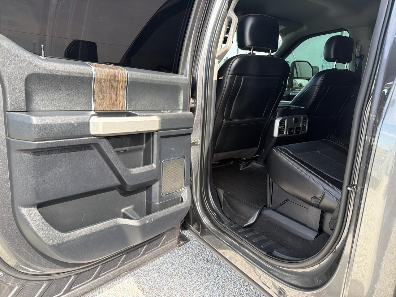 Ford Super Duty F-350 DRW Lariat 4WD Crew Cab 8' Box 2020