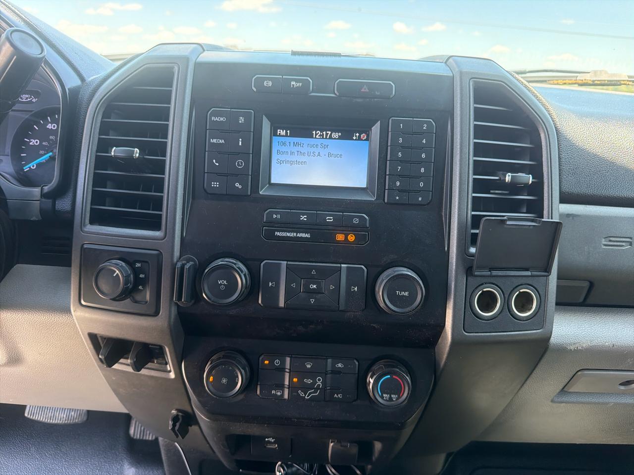 Ford Super Duty F-350 DRW 4WD Reg Cab 141" WB 60" CA XL 2020