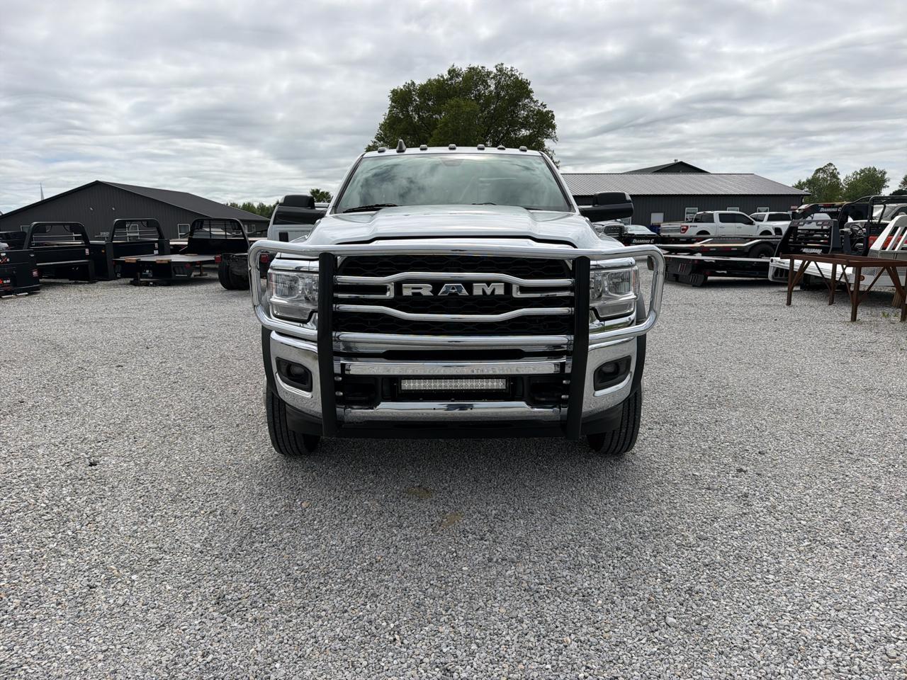 RAM 5500 Chassis Cab Tradesman 4x4 Crew Cab 84" CA 197.4" WB 2021