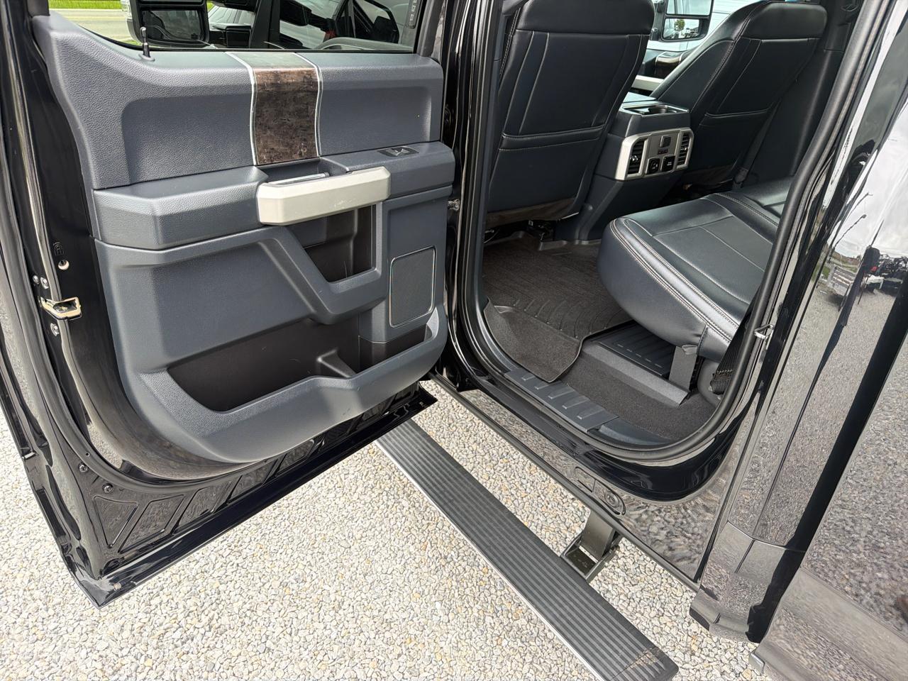 Ford Super Duty F-350 DRW 4WD Crew Cab 172" Lariat 2022
