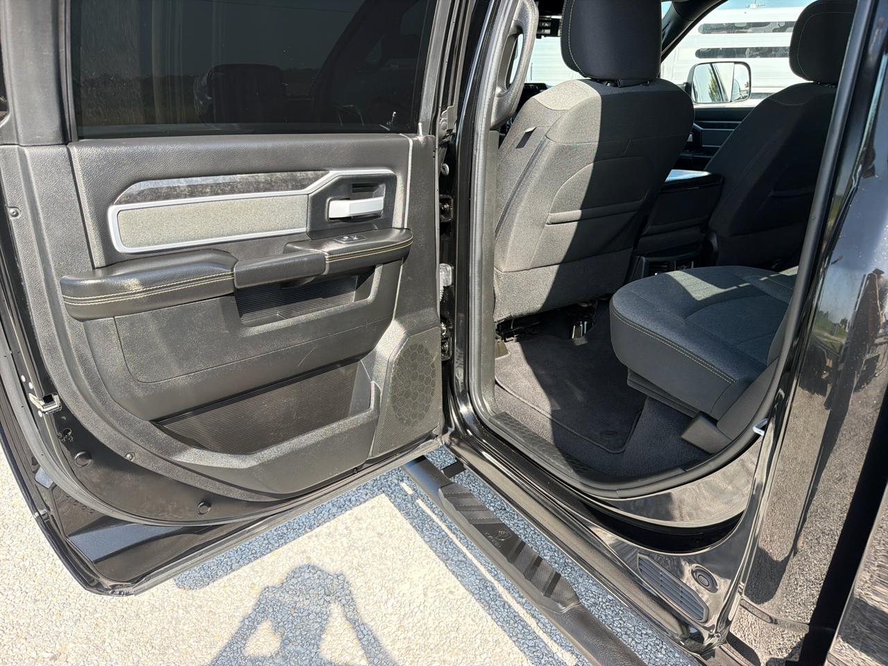 RAM 3500 Big Horn 4x4 Crew Cab 8' Box 2022