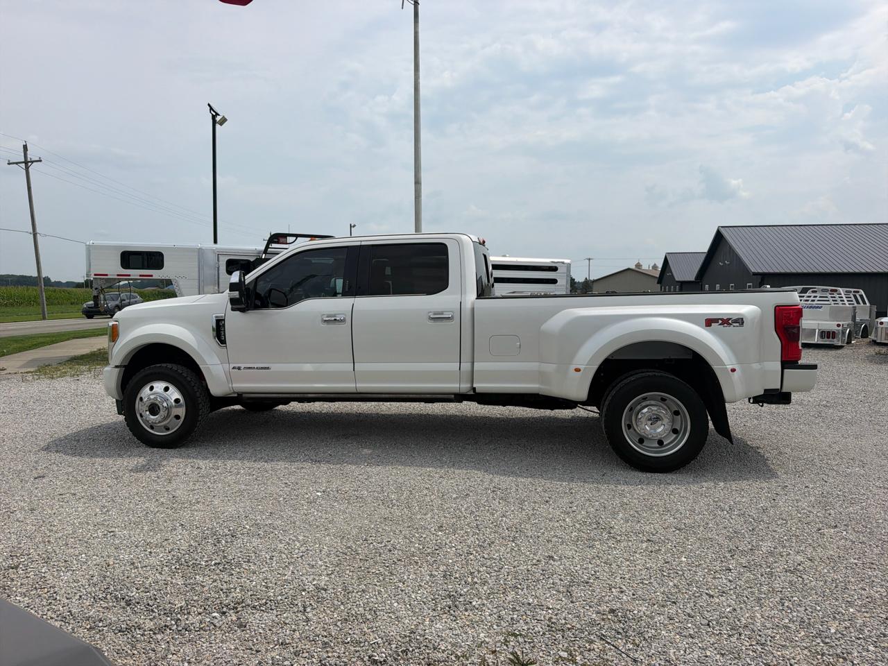 Ford Super Duty F-450 DRW Platinum 4WD Crew Cab 8' Box 2017