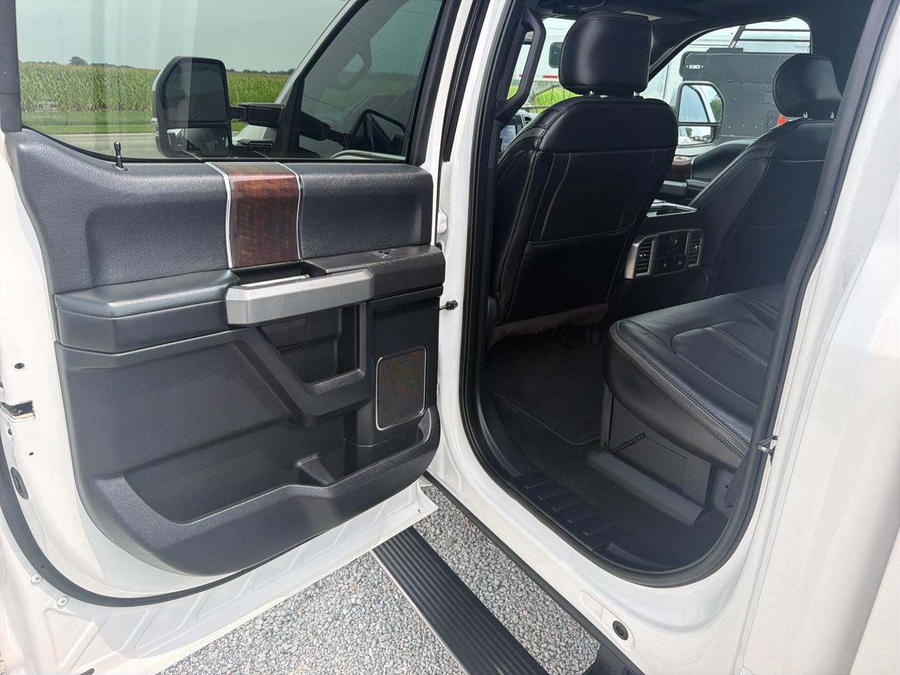 Ford Super Duty F-450 DRW Platinum 4WD Crew Cab 8' Box 2017
