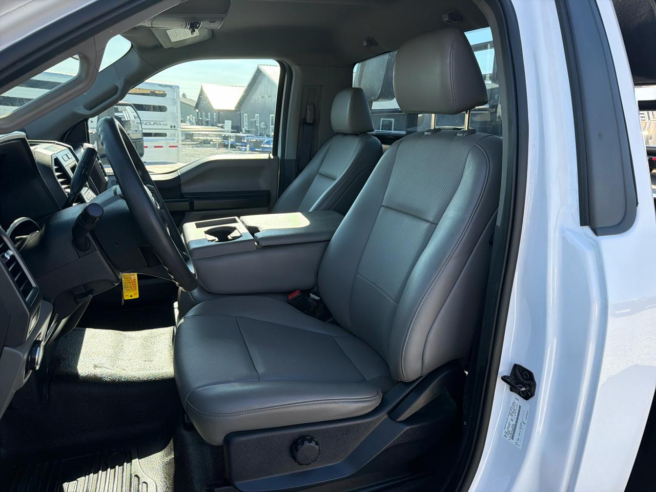 Ford Super Duty F-550 DRW 4WD Reg Cab 141" WB 60" CA XL 2022