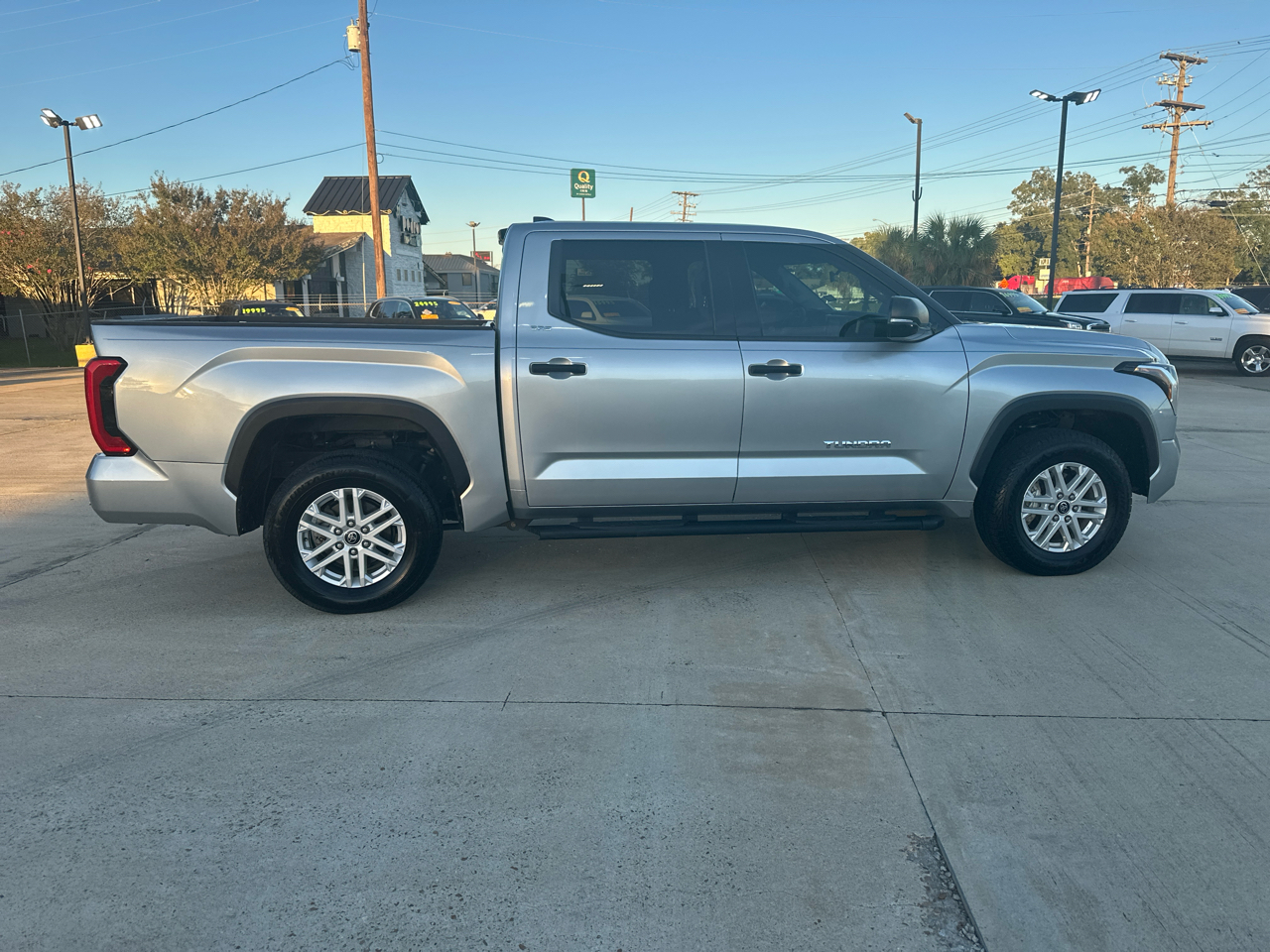 Toyota Tundra 4WD SR5 CrewMax 5.5' Bed (Natl) 2022 Toyota Tundra 4WD SR5 CrewMax 5.5' Bed (Natl) 2022