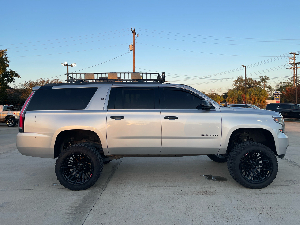 Chevrolet Suburban 4WD 4dr 1500 LT 2017